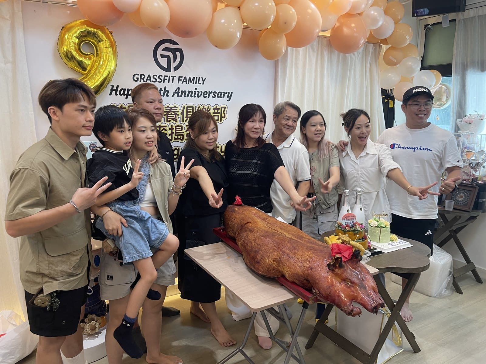 我哋一班人聚埋一齊食飯影嘅大合照